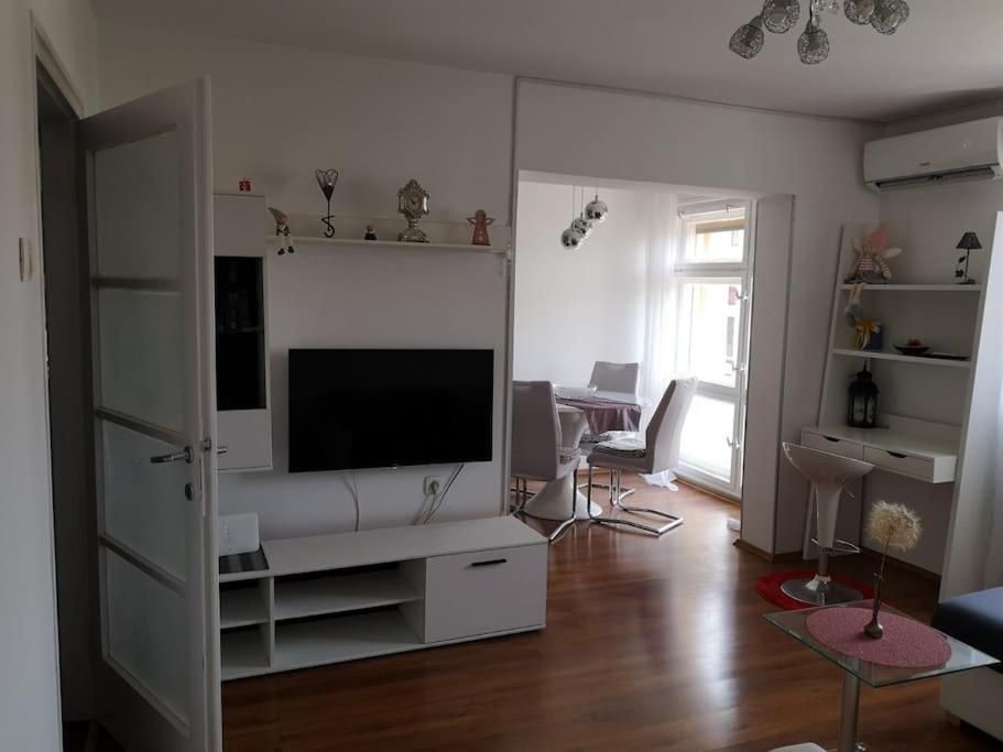 Apartment Leda *